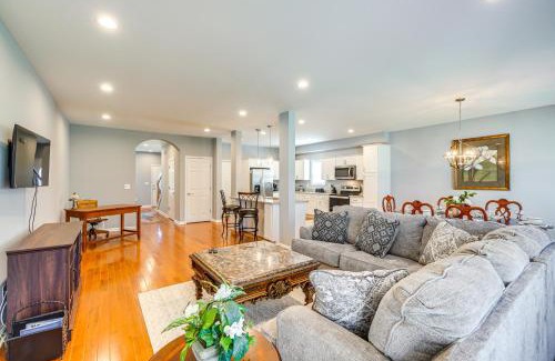 Lyndon Maison | Louisville Retreat with Deck about 11 Mi to Downtown!