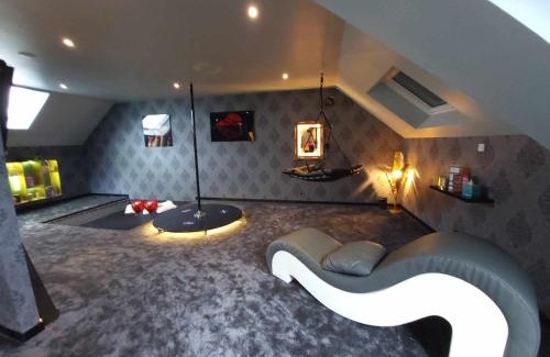 Argentre-du-Plessis Appartement | Love gite avec Spa nage privatif et espace coquin - Le Secret de l'Elixir