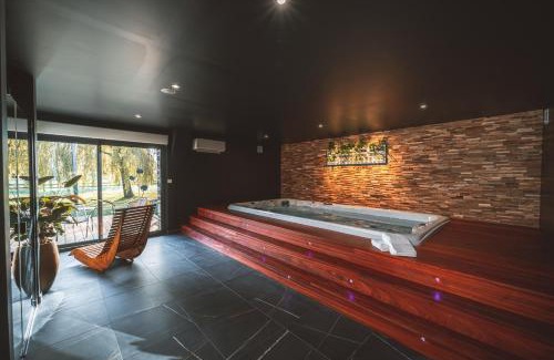 Argentre-du-Plessis Appartement | Love gite avec Spa nage privatif et espace coquin - Le Secret de l'Elixir