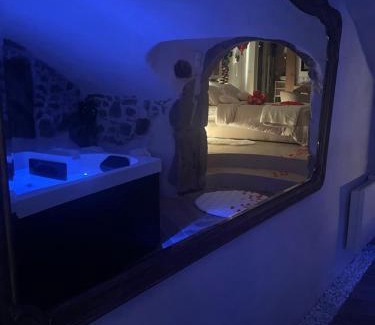 Grezieu-la-Varenne Appartement | Love room chambre romantique avec Jacuzzi