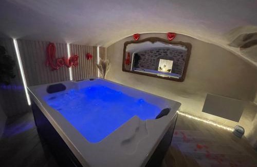 Grezieu-la-Varenne Appartement | Love room chambre romantique avec Jacuzzi
