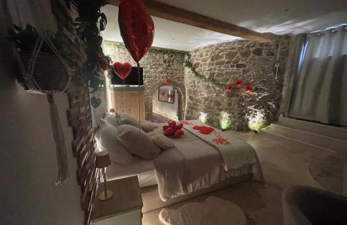 Grezieu-la-Varenne Appartement | Love room chambre romantique avec Jacuzzi