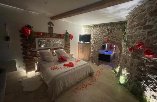 Grezieu-la-Varenne Appartement | Love room chambre romantique avec Jacuzzi