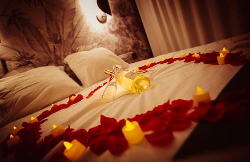 Notre-Dame-Limite Hôtel | Love Room du Mont d'Or - Baignoire SPA - Minibar offert