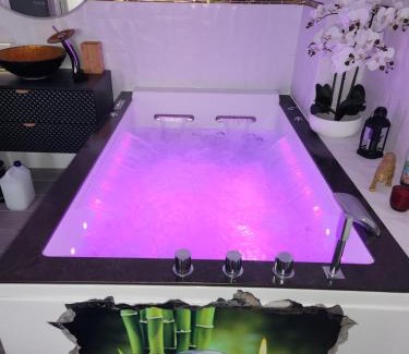 Saint-Assiscle Appartement | Love Room romantique avec Jacuzzi 2 places