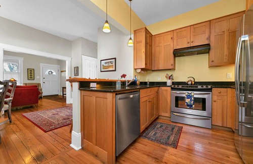 Brevard Maison | Aimé et soigné! Bungalow moderne récemment rénové!
