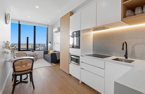 Heidelberg Heights Appartement | Lovely 1-Bed Pad with Balcony, Gym & Pool