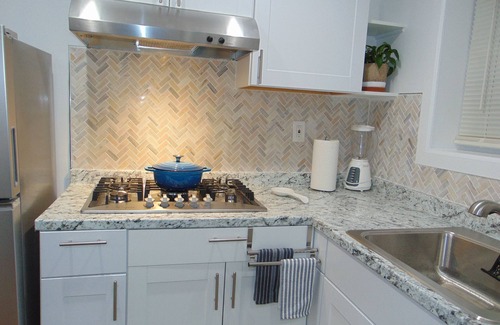 Industry Appartement | LOVELY 1- BEDROOM APARTMENT WITH FREE PARKING.