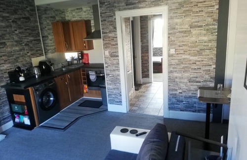 Largs Appartement | Lovely 1 Bedroom condo with sea views.