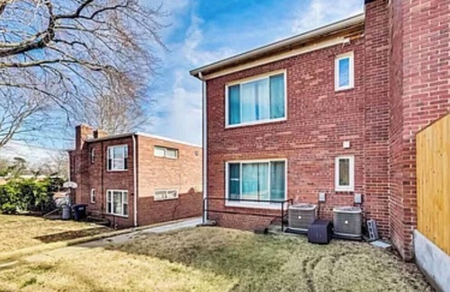 Northeast Appartement | Lovely 1-bedroom rental unit with free parking
