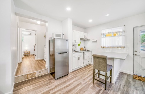 Discovery Bay Appartement | Lovely 1 bedroom, steps from the beach, car available