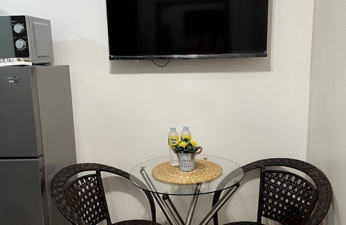 Las Pinas Appartement | Lovely 1BR Condo SM Southmall 100mbps Netflix Disney+