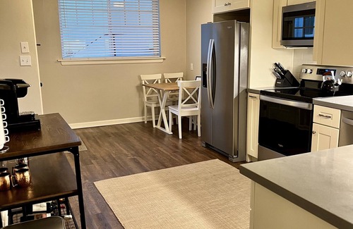 Trestle Glen Maison | Lovely 2 bed/1 bath duplex unit with parking, in-unit laundry and shared yard.