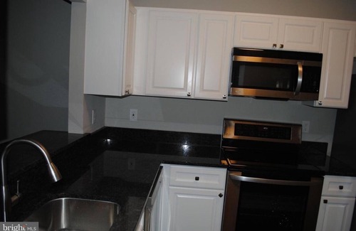Odenton Copropriété | Lovely 2 bed/1bath corner unit with a private balcony.