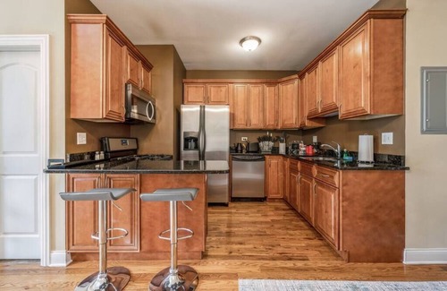 Lower West Side Appartement | Lovely 2 Bed. 3 Miles from DT w/ Free Parking