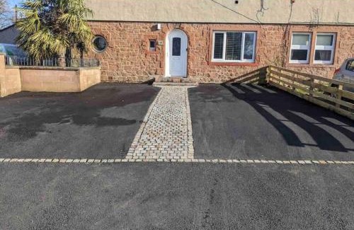 Dumfries Appartement | Lovely 2 bed apartment with hot tub log burner and off street parking