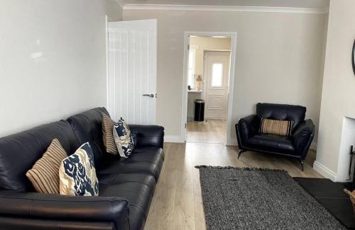 Dumfries Appartement | Lovely 2 bed apartment with hot tub log burner and off street parking
