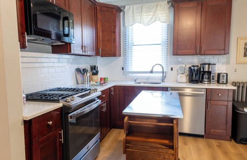 Plainfield Appartement | Lovely 2-bedroom apartment in Plainfield with WI-FI AC and a fenced in bac yard
