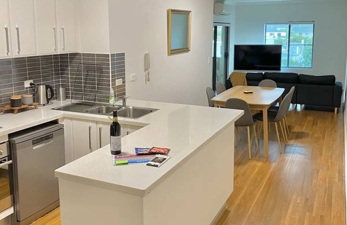 Petersham North Copropriété | Lovely 2 bedroom apartment with city views