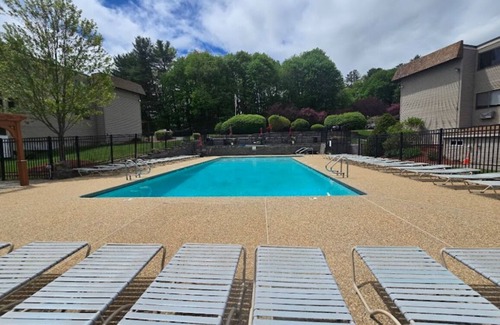Weirs Beach Copropriété | Lovely 2-bedroom condo in Laconia with AC, WiFi. Enjoy your stay
