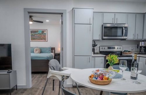 Johnson City Maison | Lovely 2-bedroom house in Johnson City, walking distance to downtown.