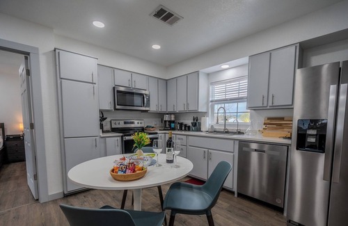Johnson City Maison | Lovely 2-bedroom house in Johnson City, walking distance to downtown.