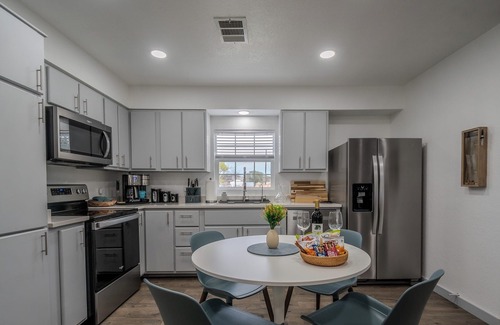 Johnson City Maison | Lovely 2-bedroom house in Johnson City, walking distance to downtown.