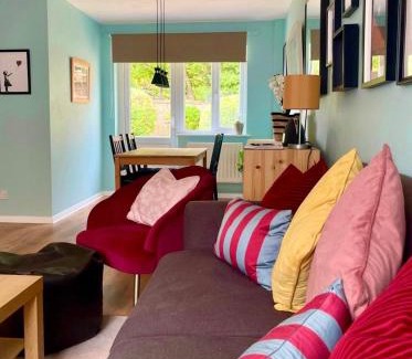 Bath Maison | Lovely 2 bedroom house in Bath with private parking garden WiFi & easy access to city centre
