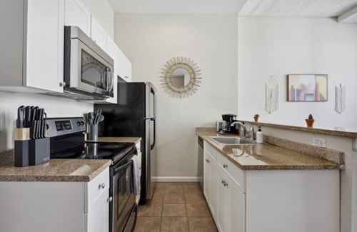 West Poplar Appartement | Lovely 2BR + Gym + Free Parking | Newbold Apt