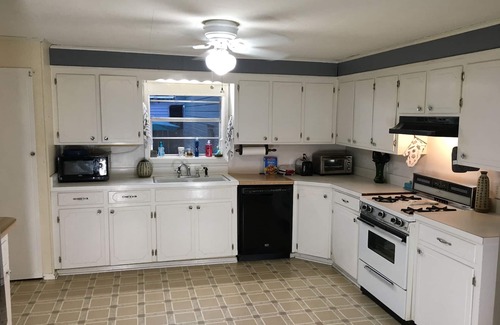 Lake View Maison | Lovely 3 bed 2 bath old fashioned house with coffee bar