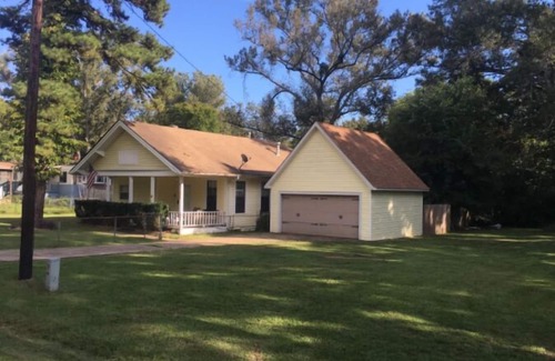 Lake View Maison | Lovely 3 bed 2 bath old fashioned house with coffee bar