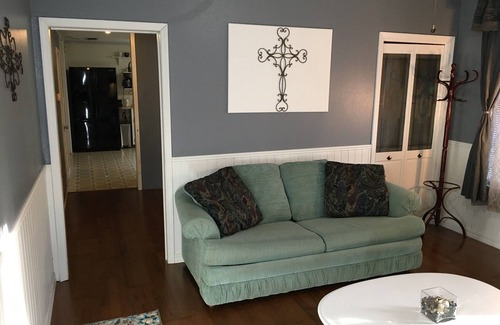 Lake View Maison | Lovely 3 bed 2 bath old fashioned house with coffee bar