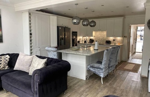 Potters Bar Maison | Lovely 3-Bed House in Potters Bar jacuzzi & 75inch