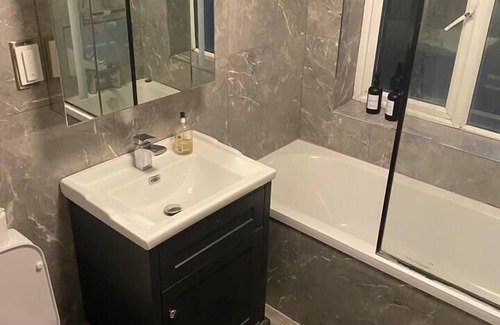 Potters Bar Maison | Lovely 3-Bed House in Potters Bar jacuzzi & 75inch