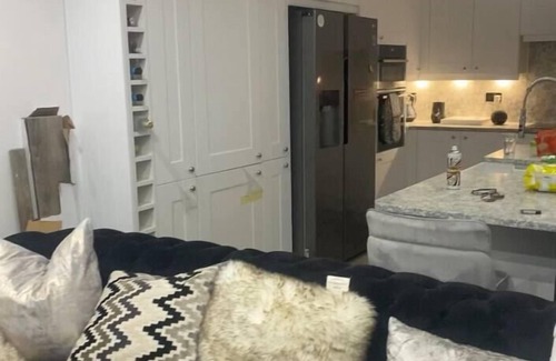 Potters Bar Maison | Lovely 3-Bed House in Potters Bar jacuzzi & 75inch
