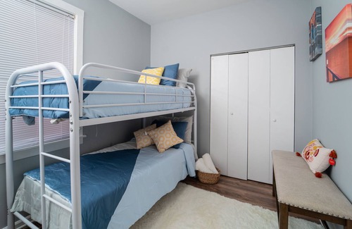 Blue Island Appartement | Lovely 3 Bedroom Apartment… Waiting for You to Make it Home!