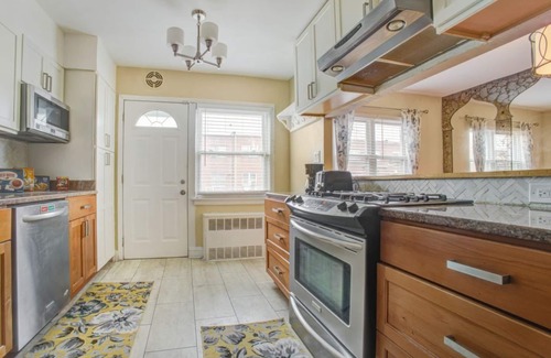 Canarsie Appartement | Lovely 3 bedroom Apartment with full kitchen, DR/4 beds/1.5Bathroom