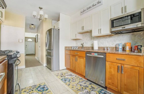 Canarsie Appartement | Lovely 3 bedroom Apartment with full kitchen, DR/4 beds/1.5Bathroom