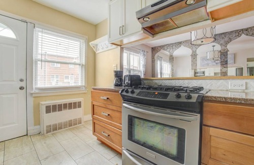Canarsie Appartement | Lovely 3 bedroom Apartment with full kitchen, DR/4 beds/1.5Bathroom