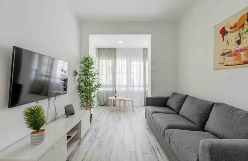 Queluz Appartement | Lovely 3-bedroom condo w/free parking on premises