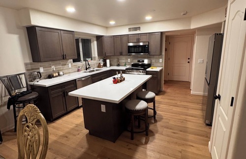 Metropolitan Maison | Lovely 3-bedroom house with pool, 3 car garage, spacious, work station.