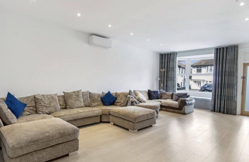 Southgate Maison | Lovely 3 bedroom newly refurbished property with a garden and parking