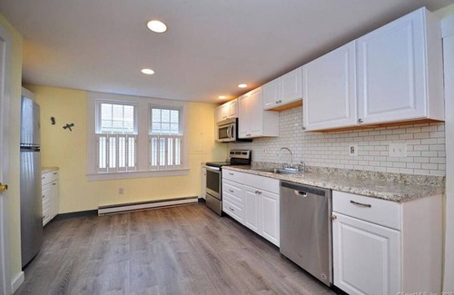 Saybrook Manor Maison | Lovely 3 BR Beach house with beach just a 1 block walk away
