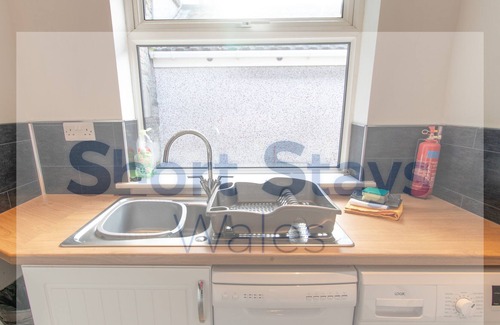 Cwmcarn Maison | Lovely 3 BR Home Sleeps 7 in the Cross Keys!
