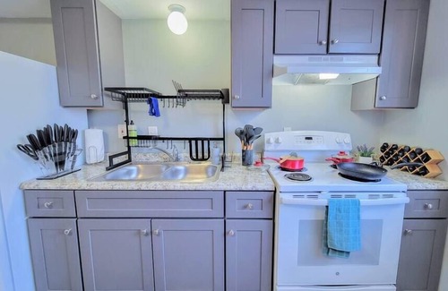 Mendota Appartement | Lovely 3BD Apt. K | free parking, great coffee!