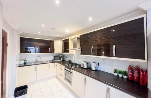 Brondesbury Appartement | Lovely 4 Bedroom house with with Free Wi-Fi garden in Brondesbury Kilburn