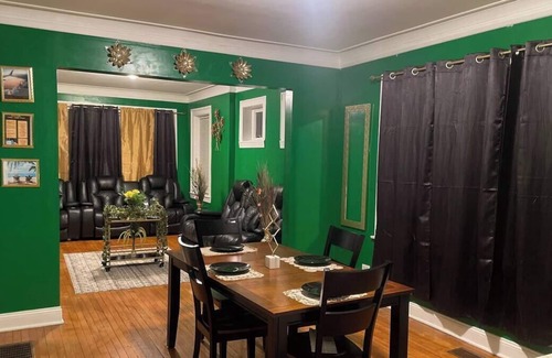 South Chicago Appartement | Lovely 4 Bedroom W/ Pool Table