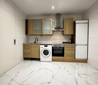 Liesing Appartement | Lovely 4BR Apt Near Kaufpark Alterlaa