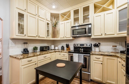 Livingston Park Maison | Lovely 5Br in Olde Town East