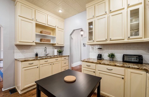 Livingston Park Maison | Lovely 5Br in Olde Town East